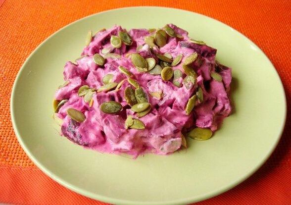La salade de betteraves avec des semences de citrouille sauve de la prostatite